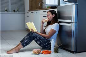 donna che mangia cibo inadeguato leggendo