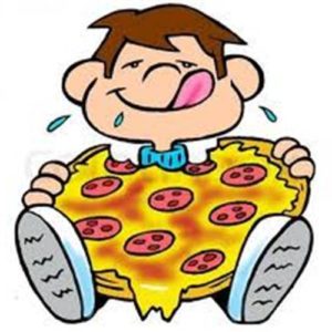 ragazzo che mangia felice una pizza